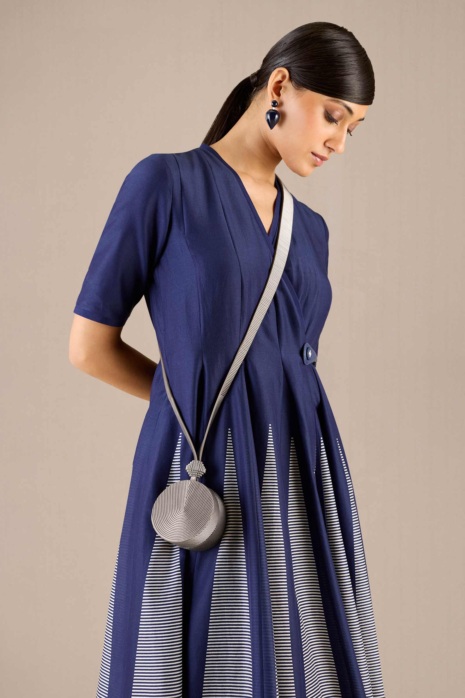 Linea Sling Bag - Image 4